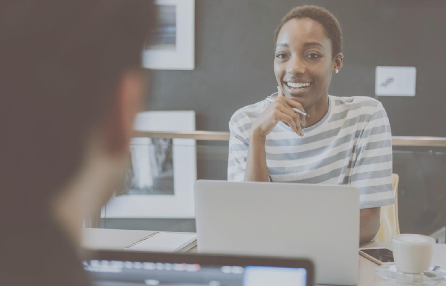 Professionelles Setup für Online-Lernen mit ergonomischem Arbeitsplatz