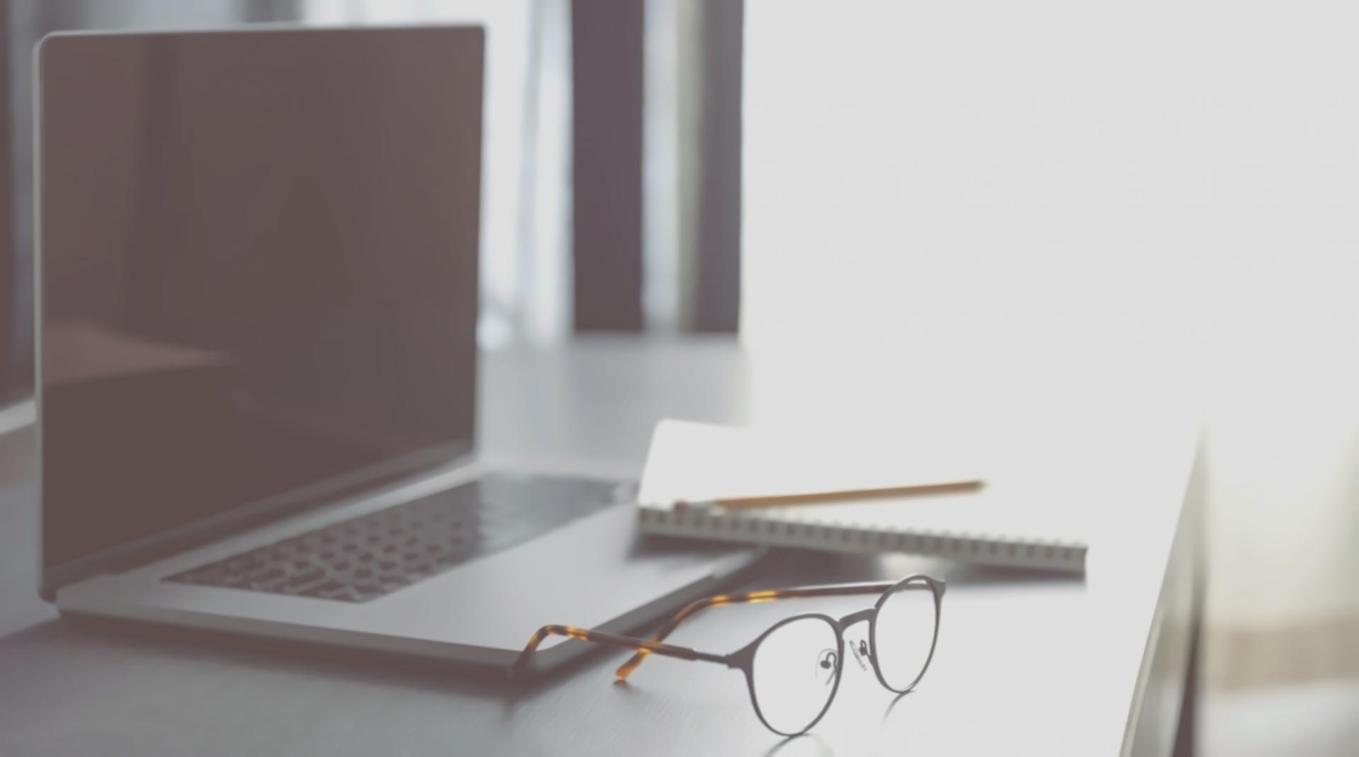 Teilnehmer in konzentrierter Arbeitsatmosphäre während einer Lerneinheit