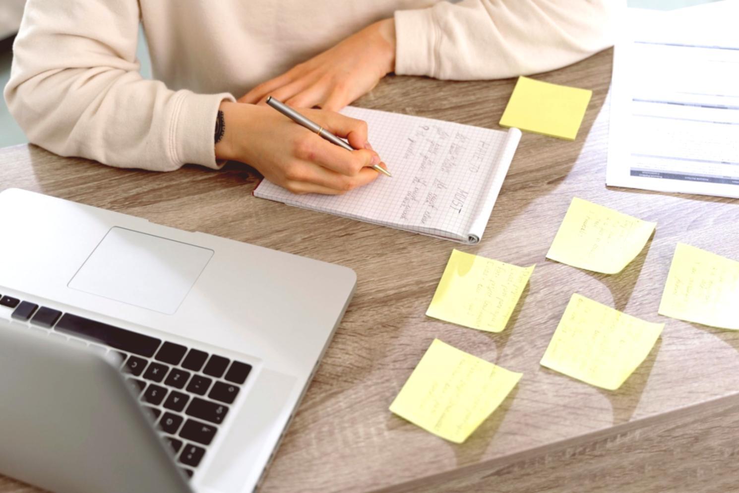 Moderne Arbeitsumgebung mit Laptop und Finanzunterlagen